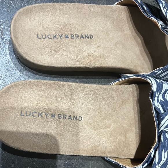 Lucky Brand Cotton Slip-on sandals
Size 9
Excellent condition - Picture 3 of 8